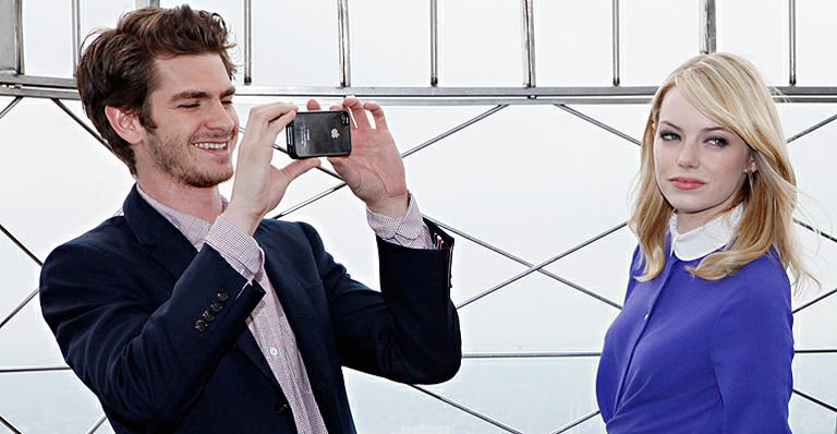 Andrew Garfield e Emma Stone visitam o Empire State building, em Nova York