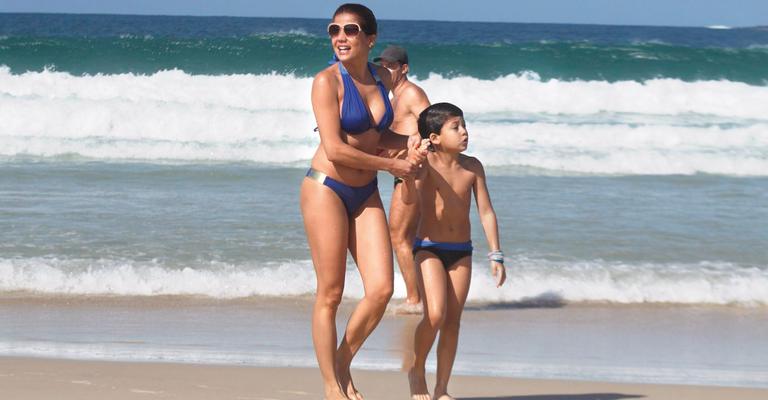 Nívea Stelmann: dia de praia com o filho