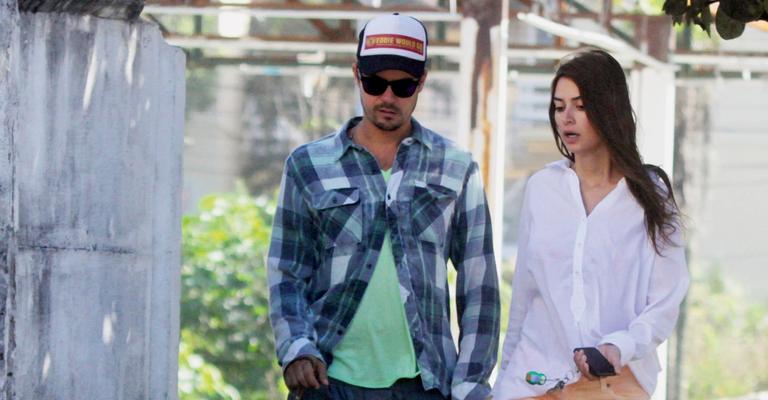 Paulo Vilhena e Thaila Ayala paparicam xodó