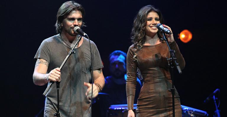 Paula Fernandes canta no show de Juanes em São Paulo
