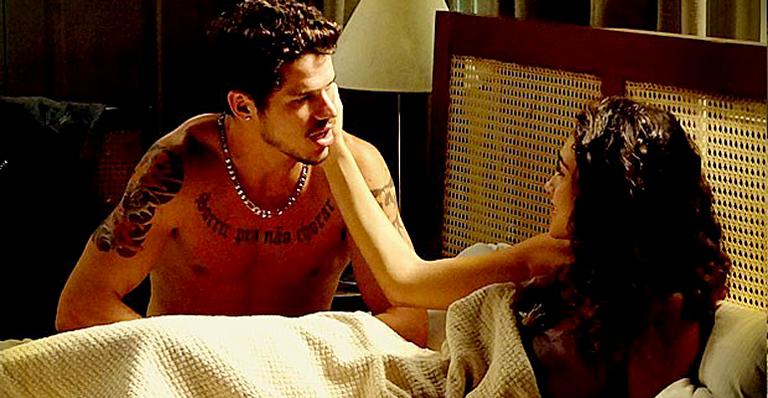‘Avenida Brasil’: Tessália e Darkson dormem juntos após assistirem a filme de terror