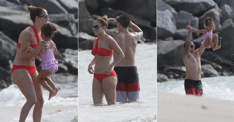 Com namorado e seus filhos gêmeos, Jennifer Lopez desfila boa forma em praia de Fortaleza