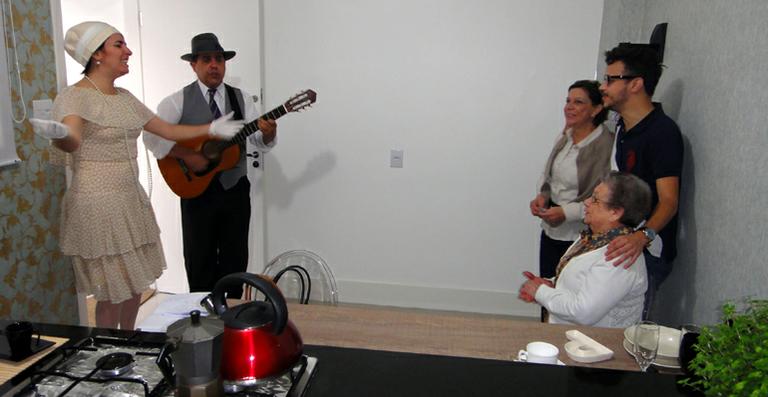 Palmirinha Onofre ganha serenata de aniversário: ‘Fiquei muito emocionada’