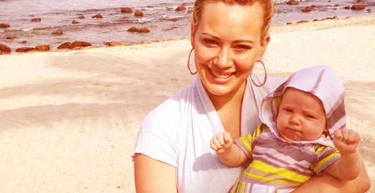 Hilary Duff curte dia de praia com o filho Luca Cruz
