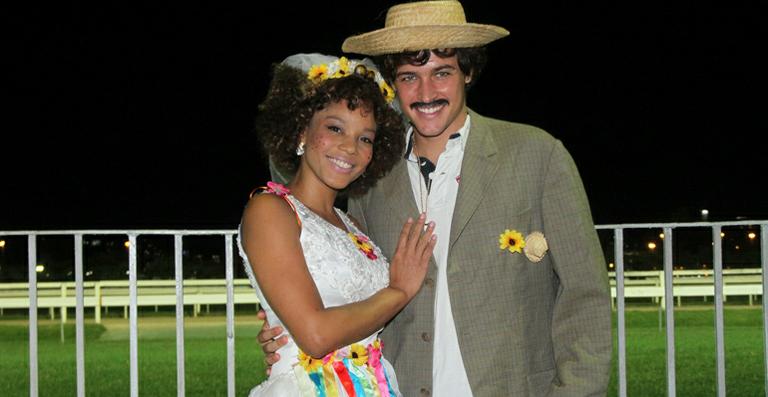 Aparecida Petrowky e Felipe Dylon são os noivos de festa junina no Rio de Janeiro
