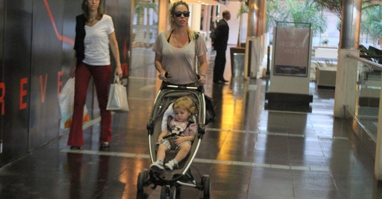 Danielle Winits faz compras e passeia com o filho Guy no Rio
