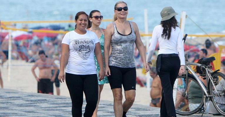 Mais magra, Vera Fischer faz caminhada na orla da praia
