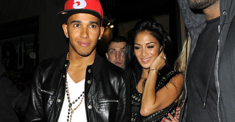 Lewis Hamilton dá festa para garotas em hotel e deixa Nicole Scherzinger chateada