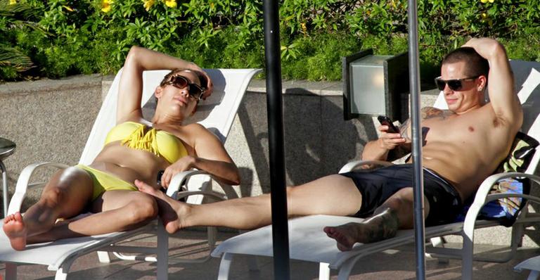 Jennifer Lopez relaxa com o namorado Casper Smart em piscina de hotel em Fortaleza