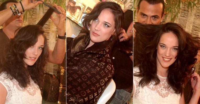 Adriana Birolli muda o look para pré-estreia de peça