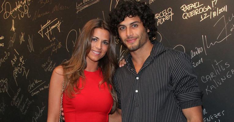 Acompanhado de uma morena, Jesus Luz curte show de Ana Carolina