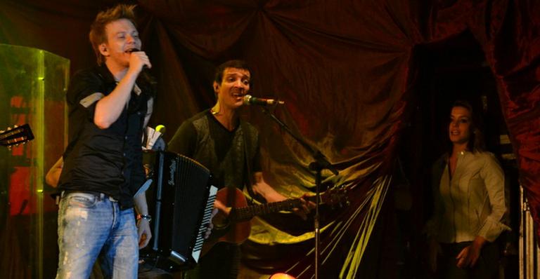 É o amor: Thais Fersoza assiste ao show de Michel Teló no canto do palco em Recife