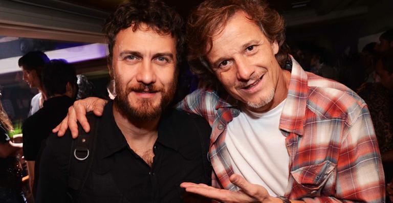 Gabriel Braga Nunes e Marcello Novaes aproveitam noite de rock