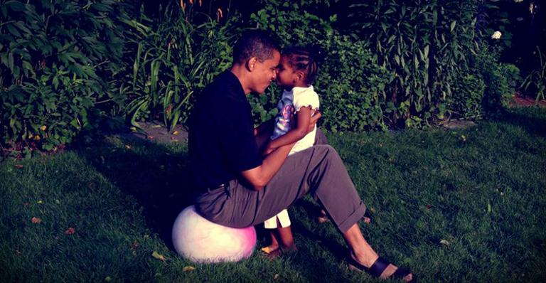Papai Barack Obama divulga no Facebook foto antiga com filha