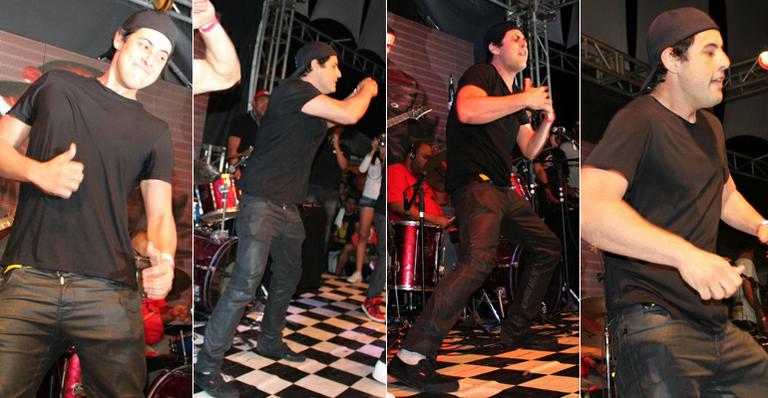 Desinibido, Bruno De Luca arrisca passos de funk em palco de casa de shows