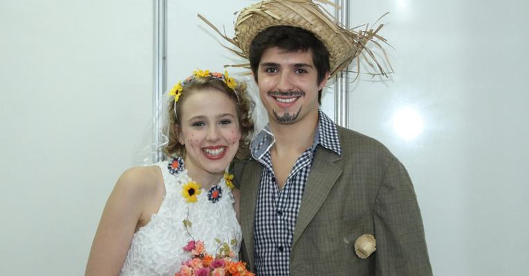Marcella Rica e Igor Cosso entram no clima da festa de São João
