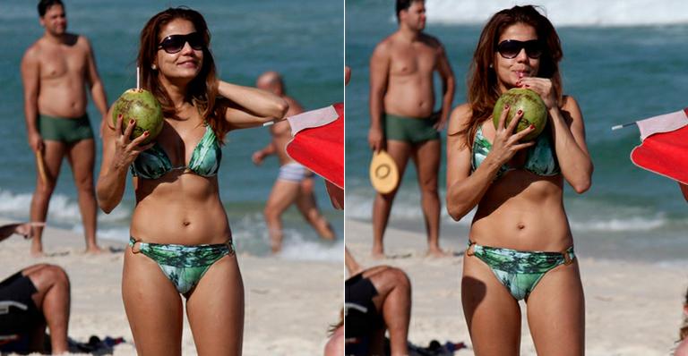 Nívea Stelmann esbanja boa forma na praia