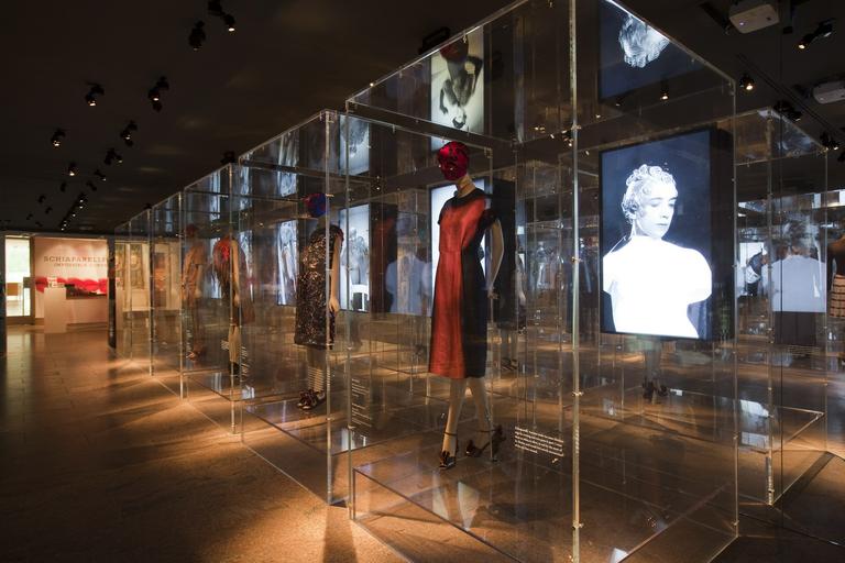 Elsa Schiaparelli e Miuccia Prada juntas no MET até 19 de agosto