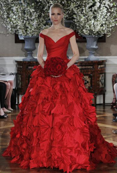 Para a Primavera 2013, Oscar de La Renta, Romona Keveza e Vera Wang sugerem cor nos vestidos de noiva