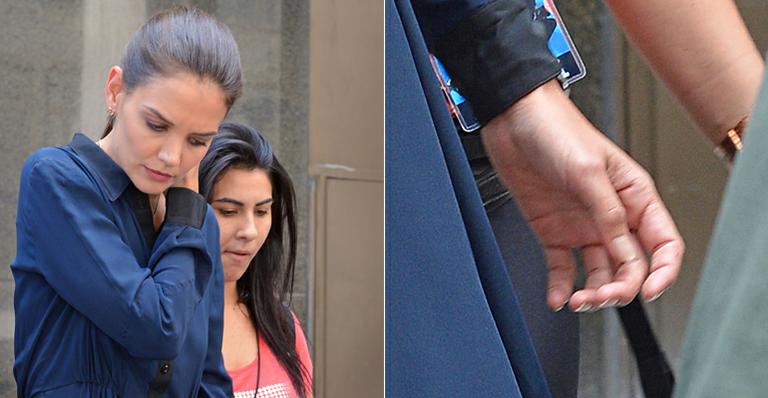 Após pedir divórcio de Tom Cruise, Katie Holmes volta ao trabalho. Sem aliança
