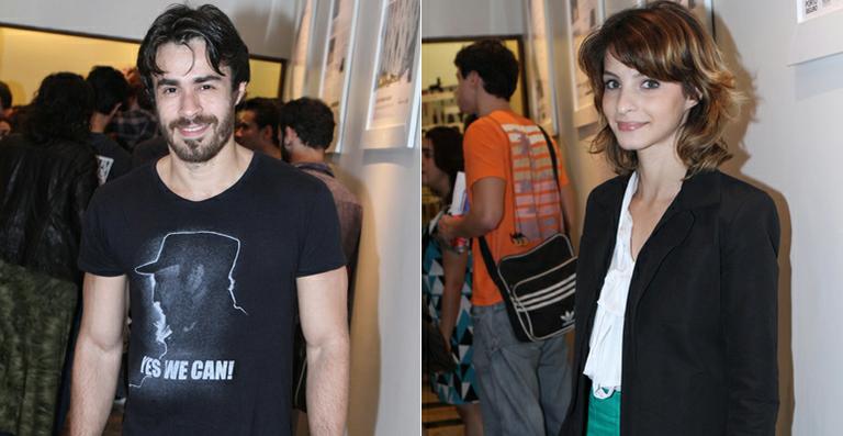 Atores vão à estreia de peça no Teatro Ipanema no Rio de Janeiro