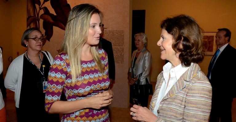 Esposa de Michel Temer recebe mulheres ilustres em exposição no Rio