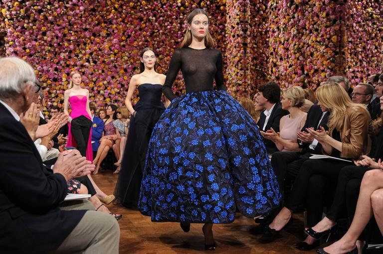 Raf Simons faz sua estreia na Dior e põe fim à era John Galliano