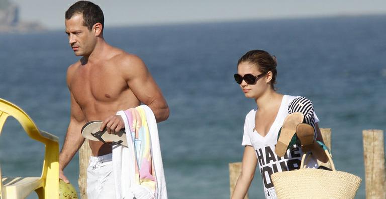 Malvino Salvador e Sophie Charlotte aproveitam dia de praia no Rio