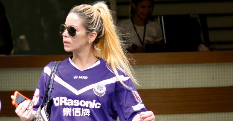 Danielle Winits usa camisa em homenagem ao namorado