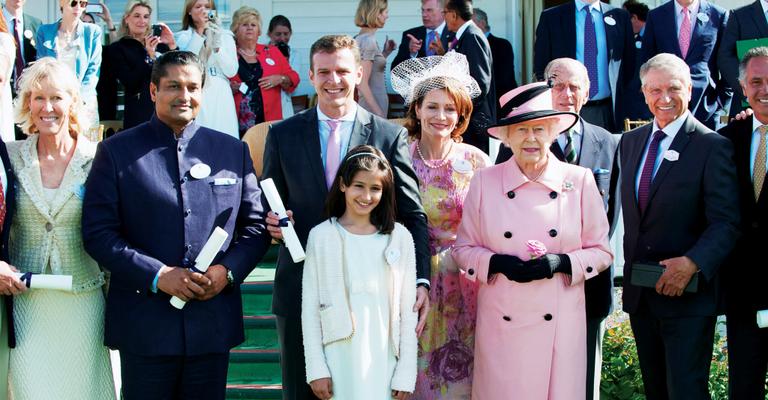 Rainha Elizabeth II homenageia adestrador de cavalos carioca