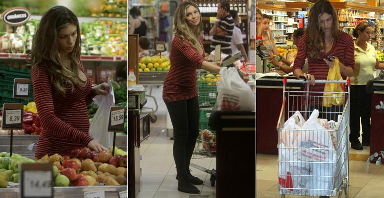 Grazi Massafera em dia de dona de casa no Rio de Janeiro