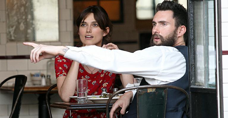 Adam Levine usa barba postiça para rodar filme em Nova York