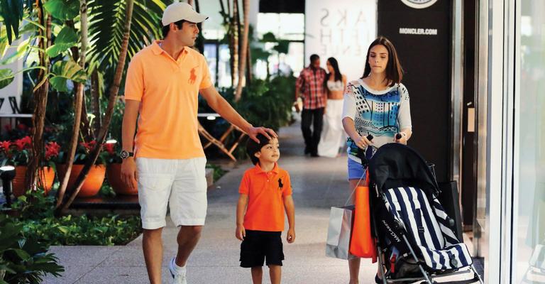 Com a família, Kaká passeia em Miami