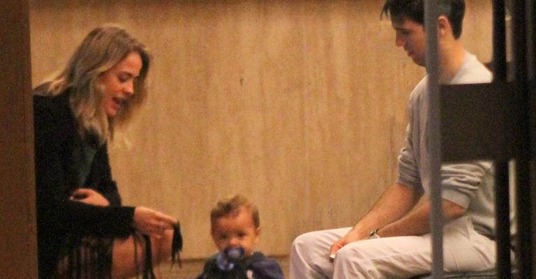 Juliana Silveira se diverte com o filho Bento em passeio