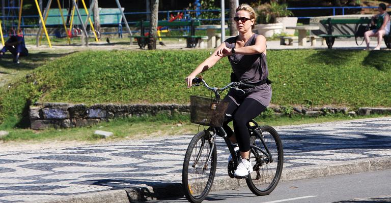 Giulia Gam pedala na orla do Leblon