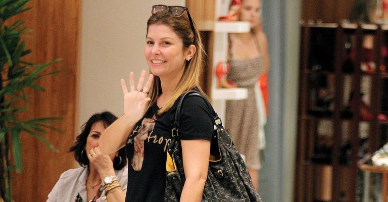 Bárbara Borges passeia com seu cachorrinho em shopping