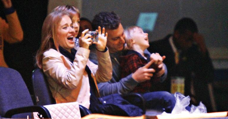 Angélica e Luciano Huck se divertem com os filhos em espetáculo no Rio