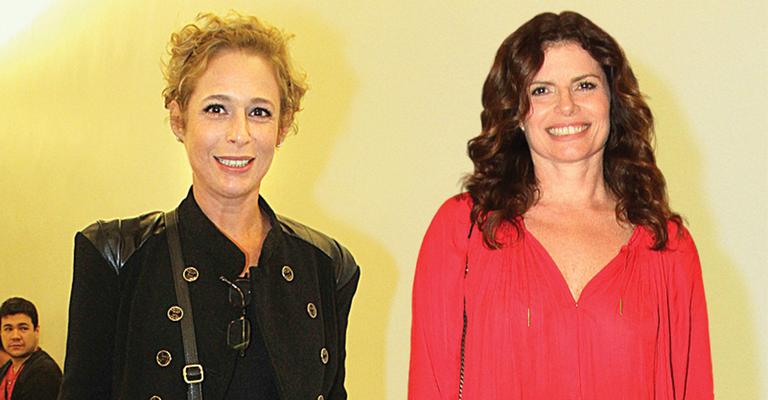 Regina Casé emociona plateia na reabertura de teatro no Rio