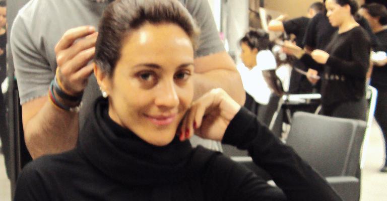 Cynthia Benini alonga os cabelos