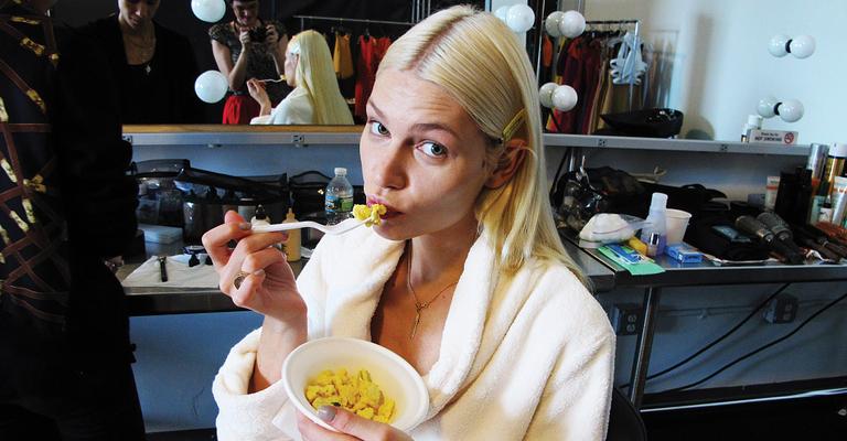 Top Aline Weber recarrega as energias em intervalo de campanha