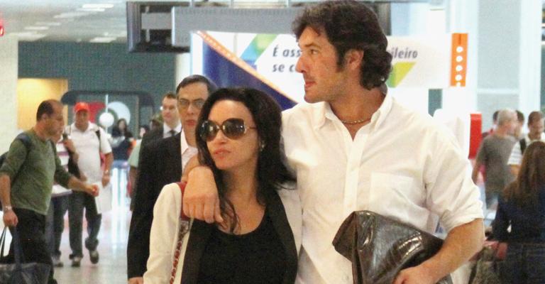Suzana Pires circula no aeroporto com o namorado