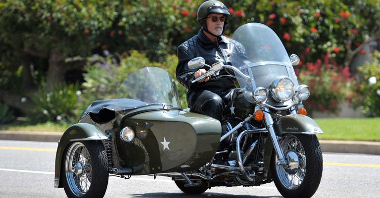 Arnold Schwarzenegger é clicado com cavanhaque grisalho