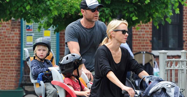 Feliz rotina de Naomi Watts e Liev Schreiber como os filhos