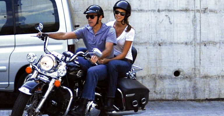 George Clooney passeia de moto com Stacy Keibler