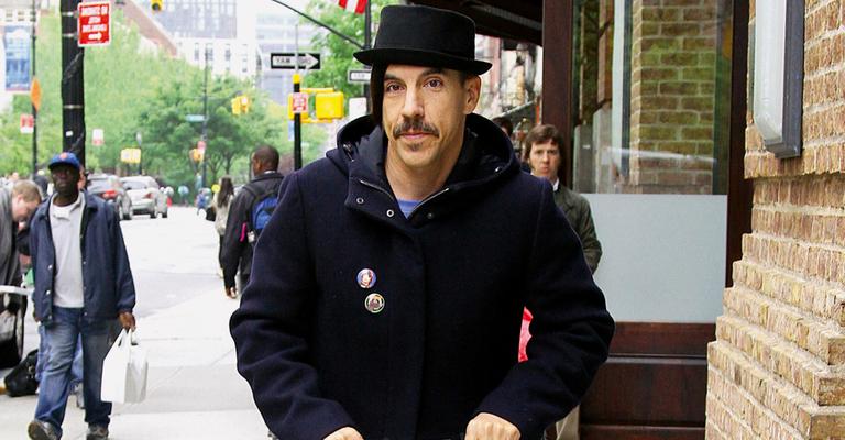 Anthony Kiedis passeia em Nova York de patinete