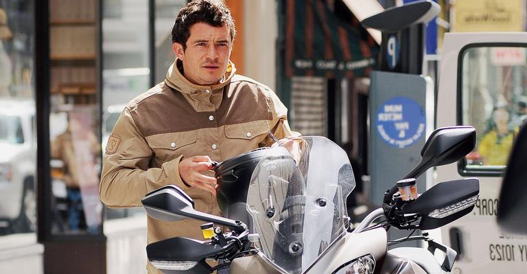Orlando Bloom é fotografado ao lado de sua motocicleta em NY