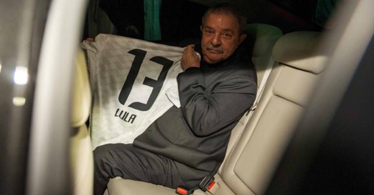 Lula exibe camisa do timão em pré-estreia de documentário