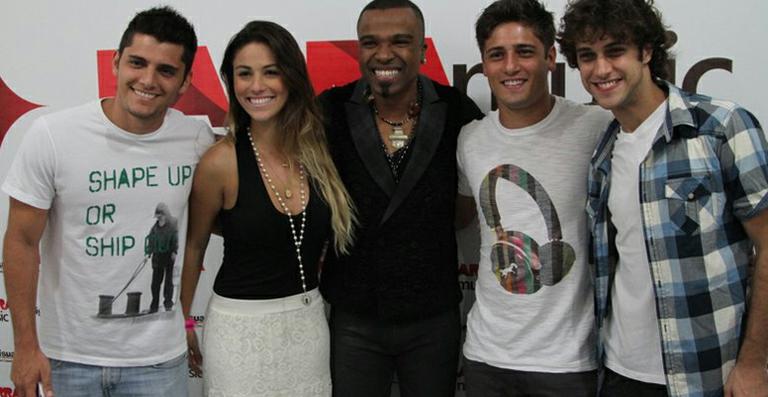 Com a namorada, Bruno Gissoni e galãs de ‘Avenida Brasil’ prestigiam show de Alexandre Pires