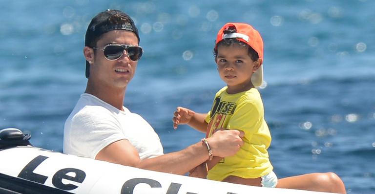 Cristiano Ronaldo aproveita St. Tropez com filho e amada