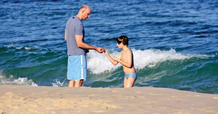 Tande joga vôlei de praia com o filho no Rio